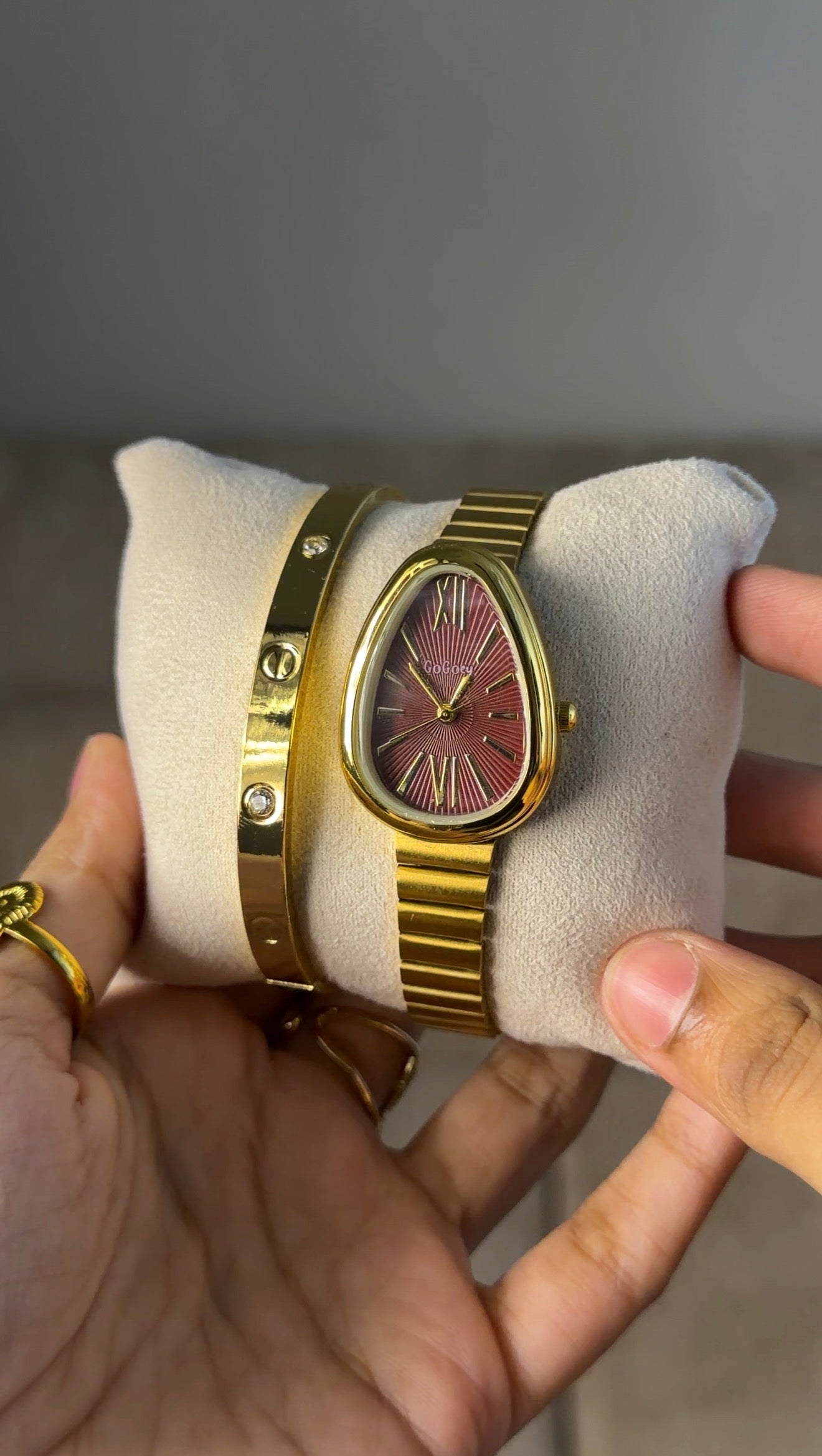 একটি Watch কিনুন, একটি Cariter Love Bracelet Free ->