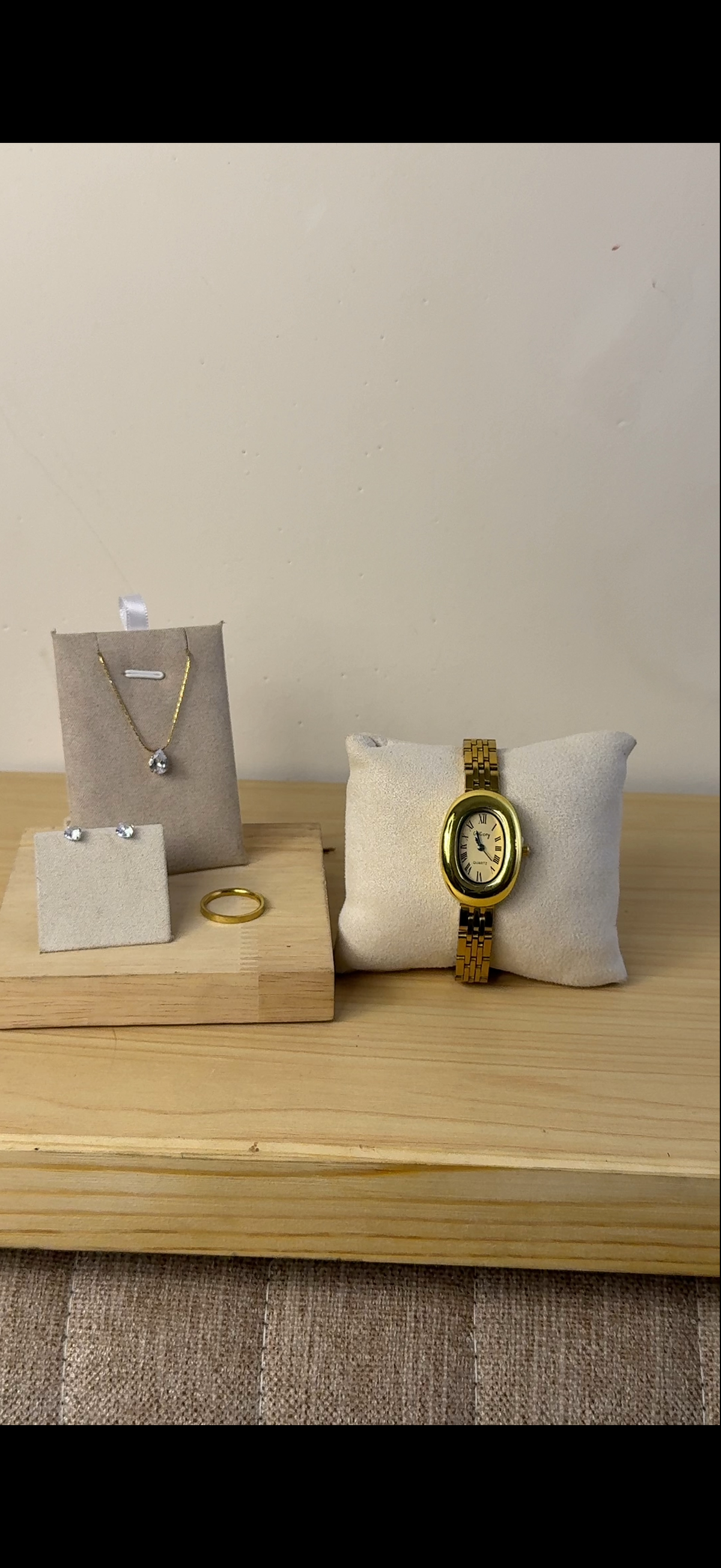 Gogoey vinatge gold Watch + Necklace (Free) + Earing (Free) + Mystery Ring (Free)
