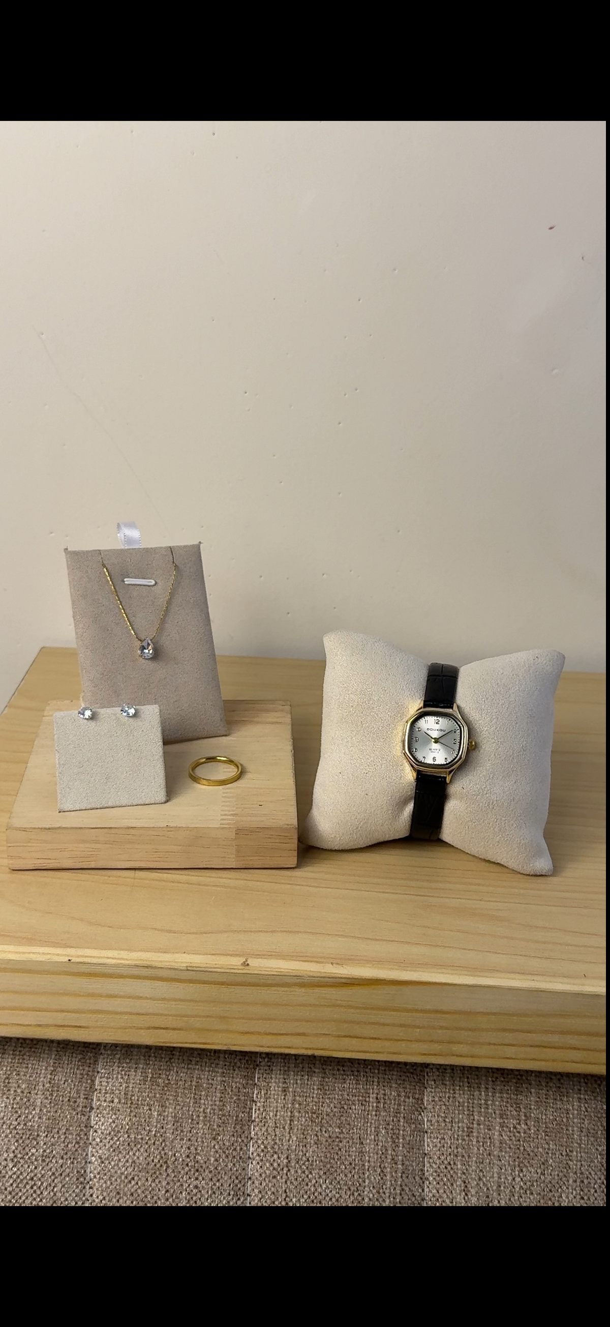 Doukou haxagon belt Watch + Necklace (Free) + Earing (Free) + Mystery Ring (Free)
