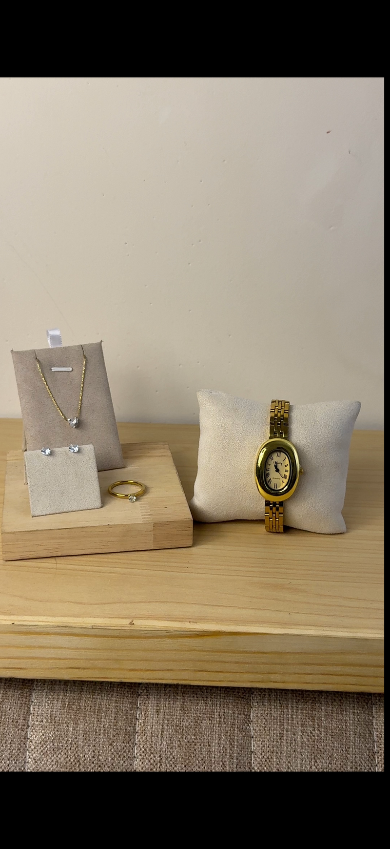 Gogoey vinatge gold Watch + Necklace (Free) + Earing (Free) + Mystery Ring (Free)
