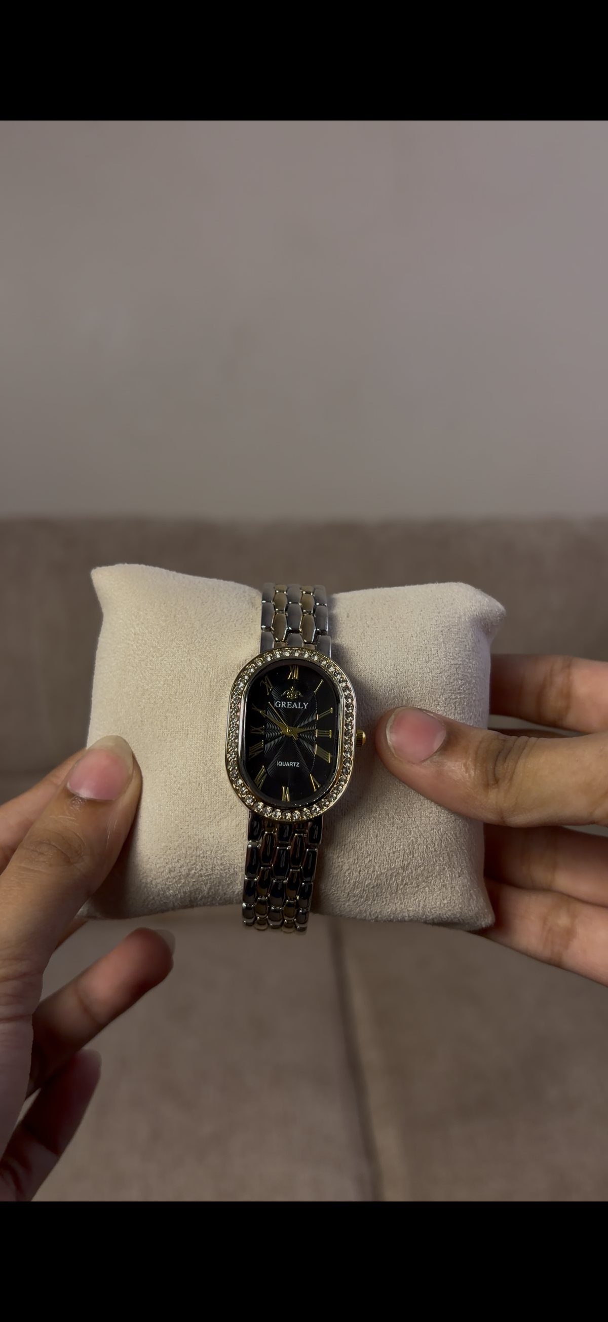 Grealy oval black ( gold &silver mix) 908