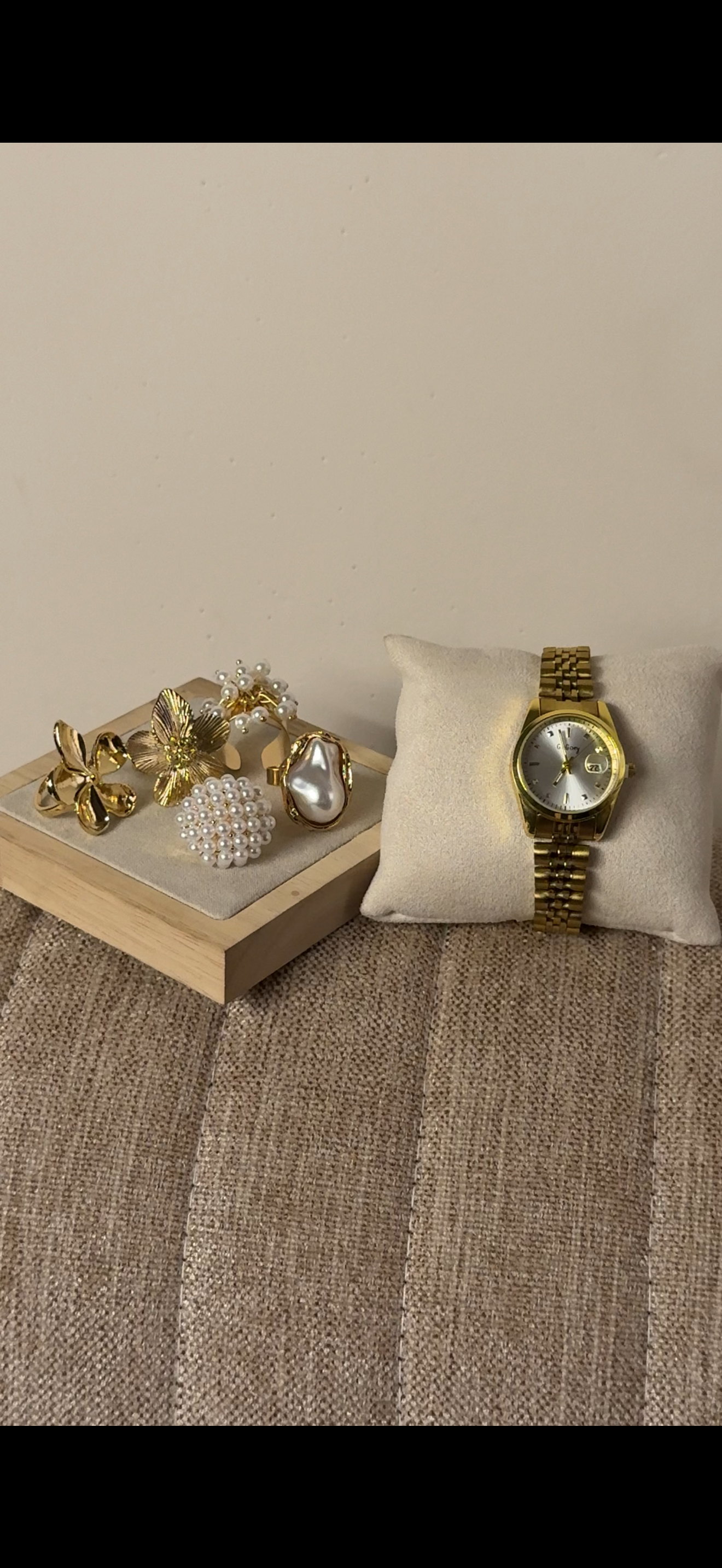 Gogey Queno Gold + ৫টি Petal & Pearl Ring set free পান