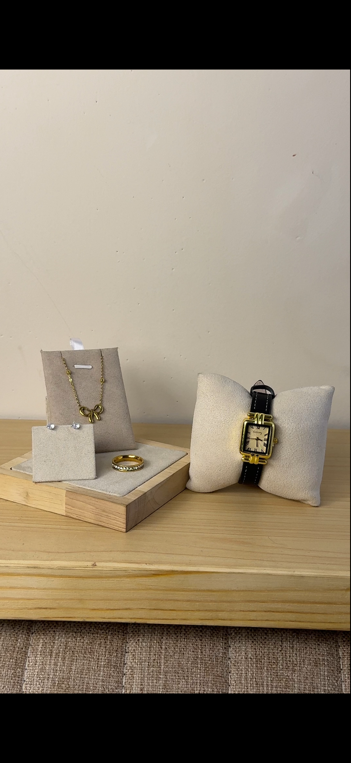Gogoey vintage pillar belt Watch + Necklace (Free) + Earing (Free) + Mystery Ring (Free)