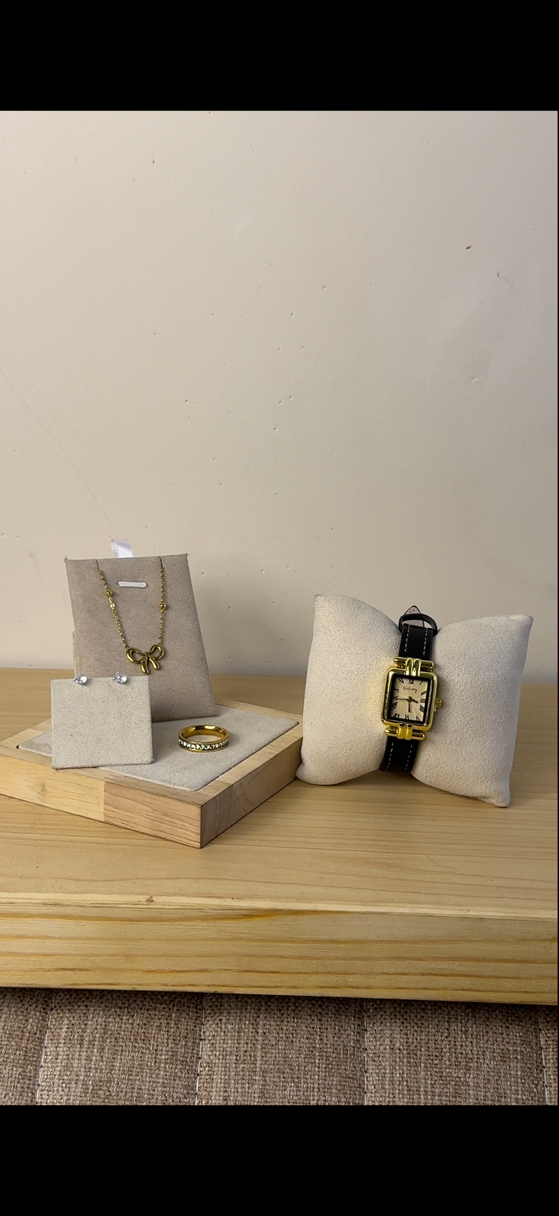 Gogoey vintage pillar belt Watch + Necklace (Free) + Earing (Free) + Mystery Ring (Free)