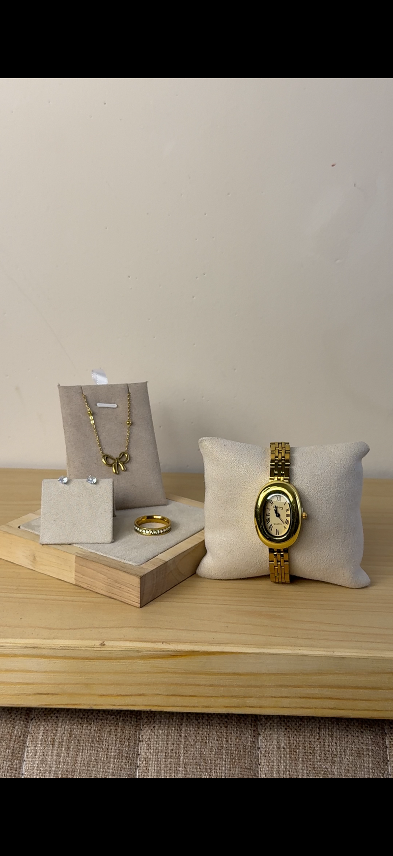 Gogoey vinatge gold Watch + Necklace (Free) + Earing (Free) + Mystery Ring (Free)