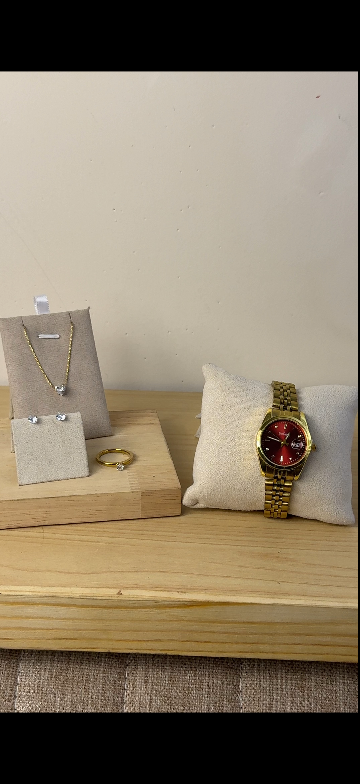 Gogey Queno Maroon+ Necklace (Free) + Earing (Free) + Mystery Ring (Free)