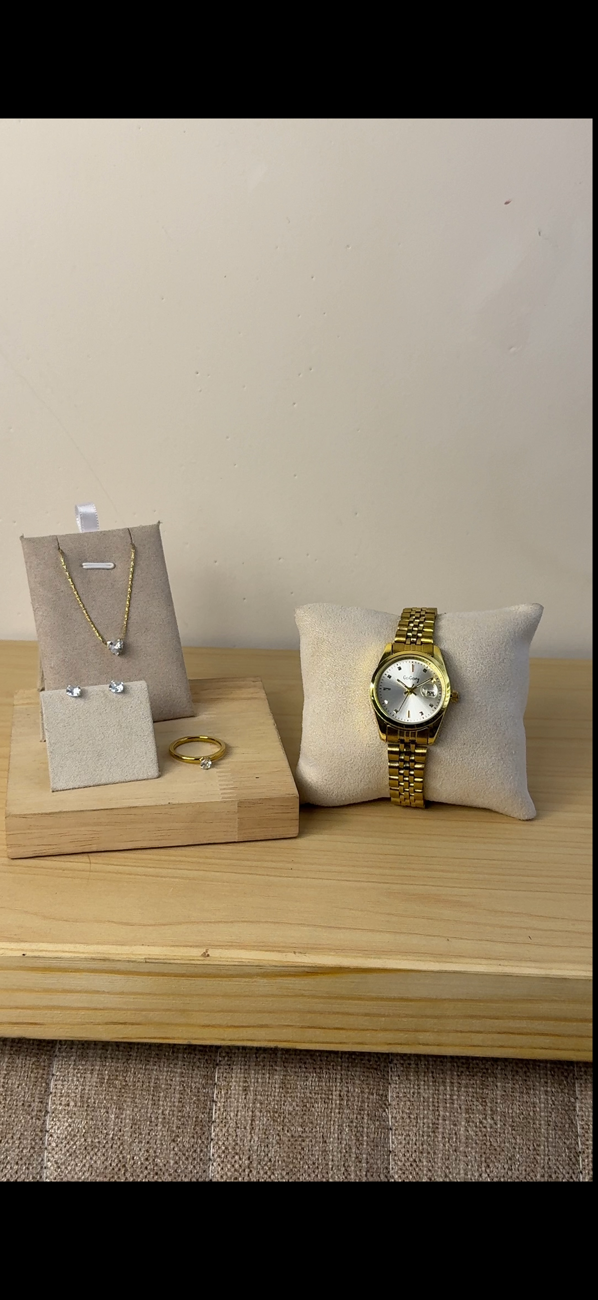 Gogey Queno Gold + Necklace (Free) + Earing (Free) + Mystery Ring (Free)