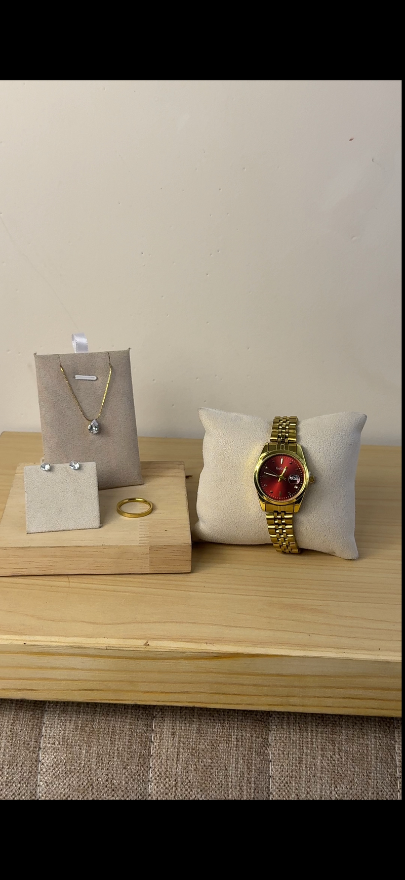 Gogey Queno Maroon+ Necklace (Free) + Earing (Free) + Mystery Ring (Free)