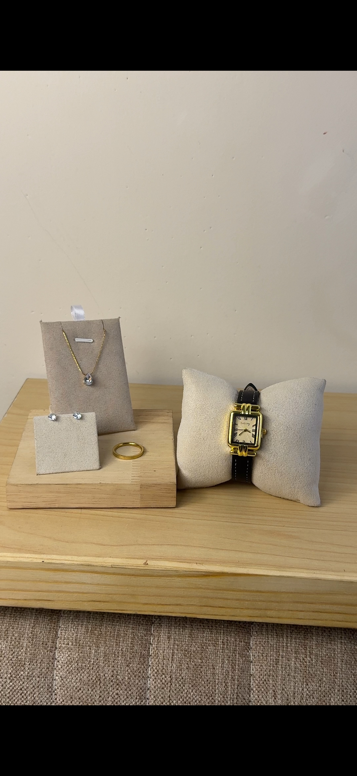 Gogoey vintage pillar belt Watch + Necklace (Free) + Earing (Free) + Mystery Ring (Free)