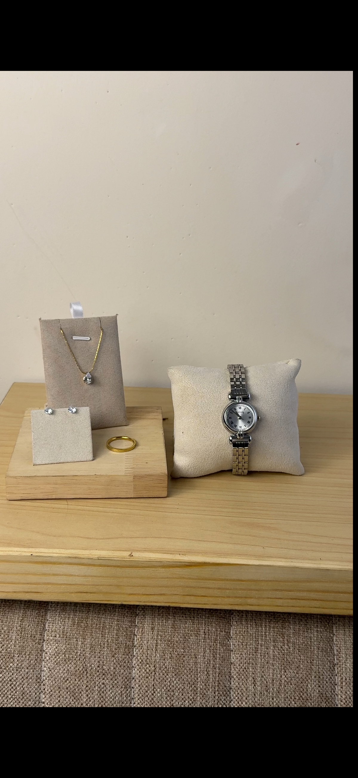 Gogoey silver round Watch + Necklace (Free) + Earing (Free) + Mystery Ring (Free)
