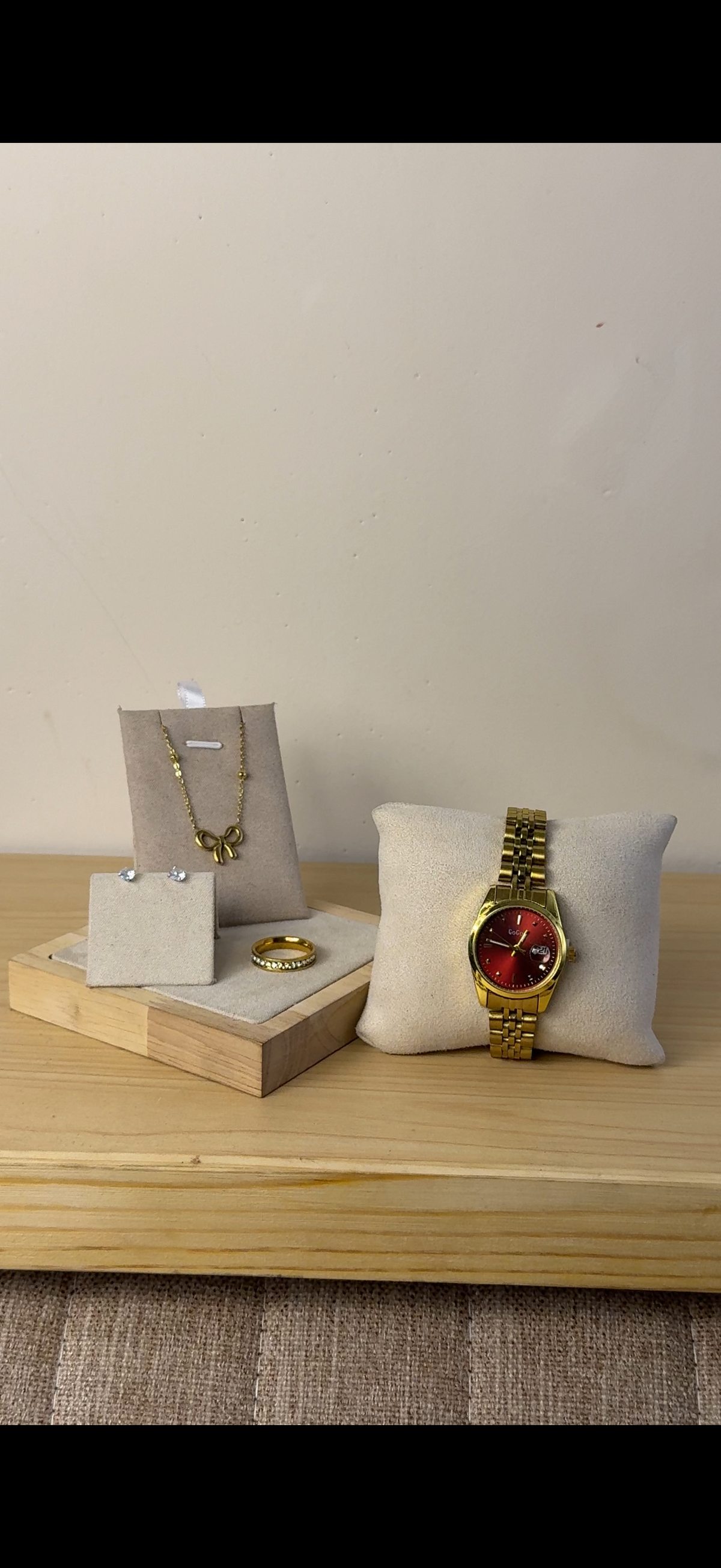 Gogey Queno Maroon+ Necklace (Free) + Earing (Free) + Mystery Ring (Free)