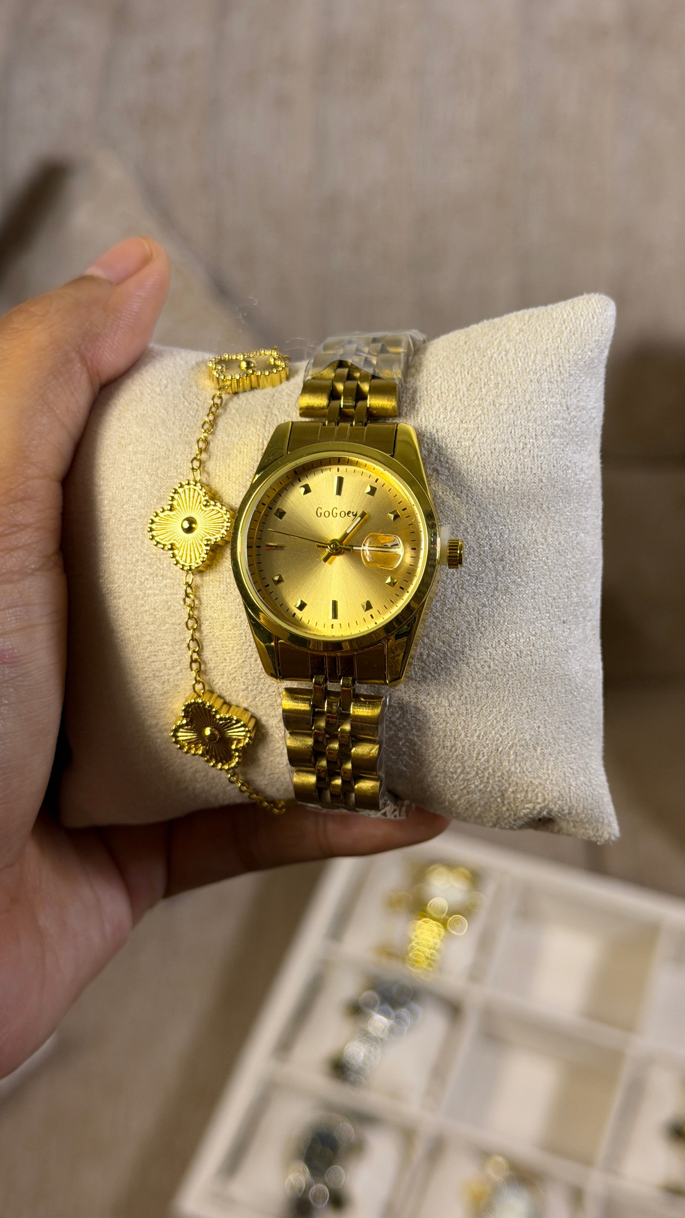 Gogey Queno Gold + Clover Bracelet (Free)+ Mystery Ring(Free)