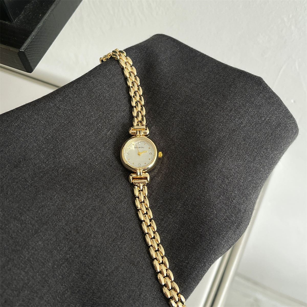 Doukou vintage+ Get 1 Cartier belt watch (70% off)
