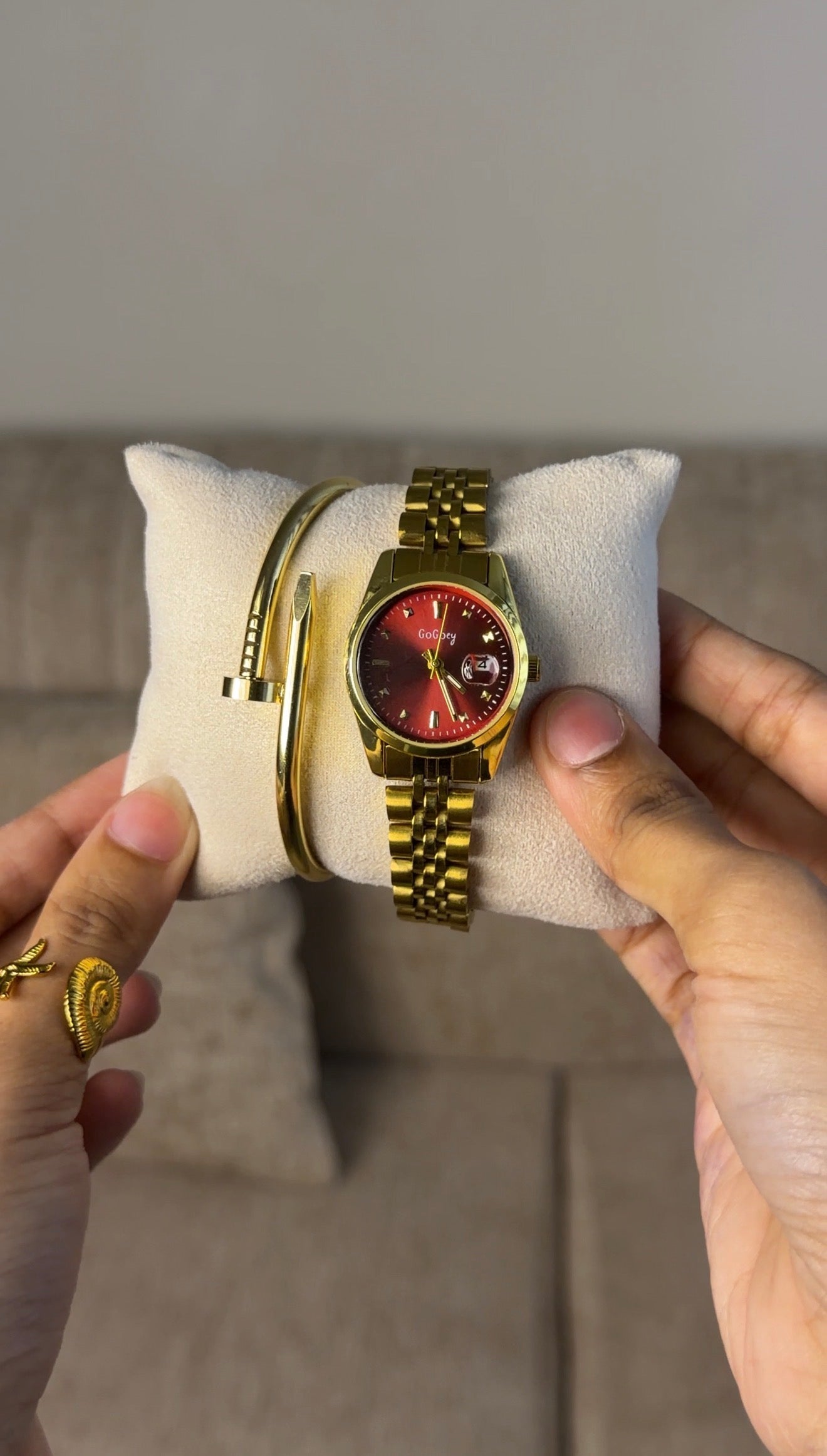 Gogey Queno Maroon + Clover Bracelet (Free)+ Mystery Ring(Free)
