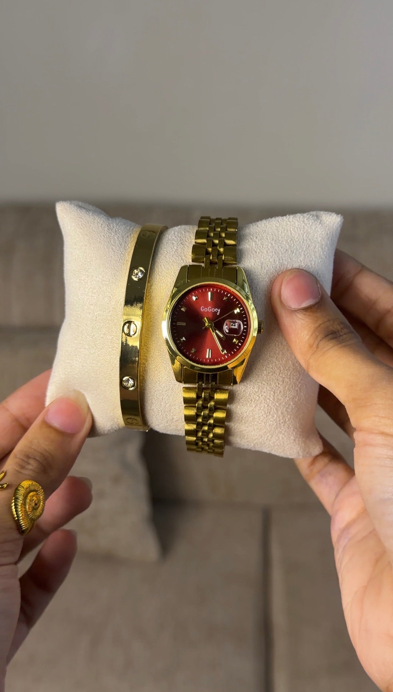 Gogey Queno Maroon + Clover Bracelet (Free)+ Mystery Ring(Free)