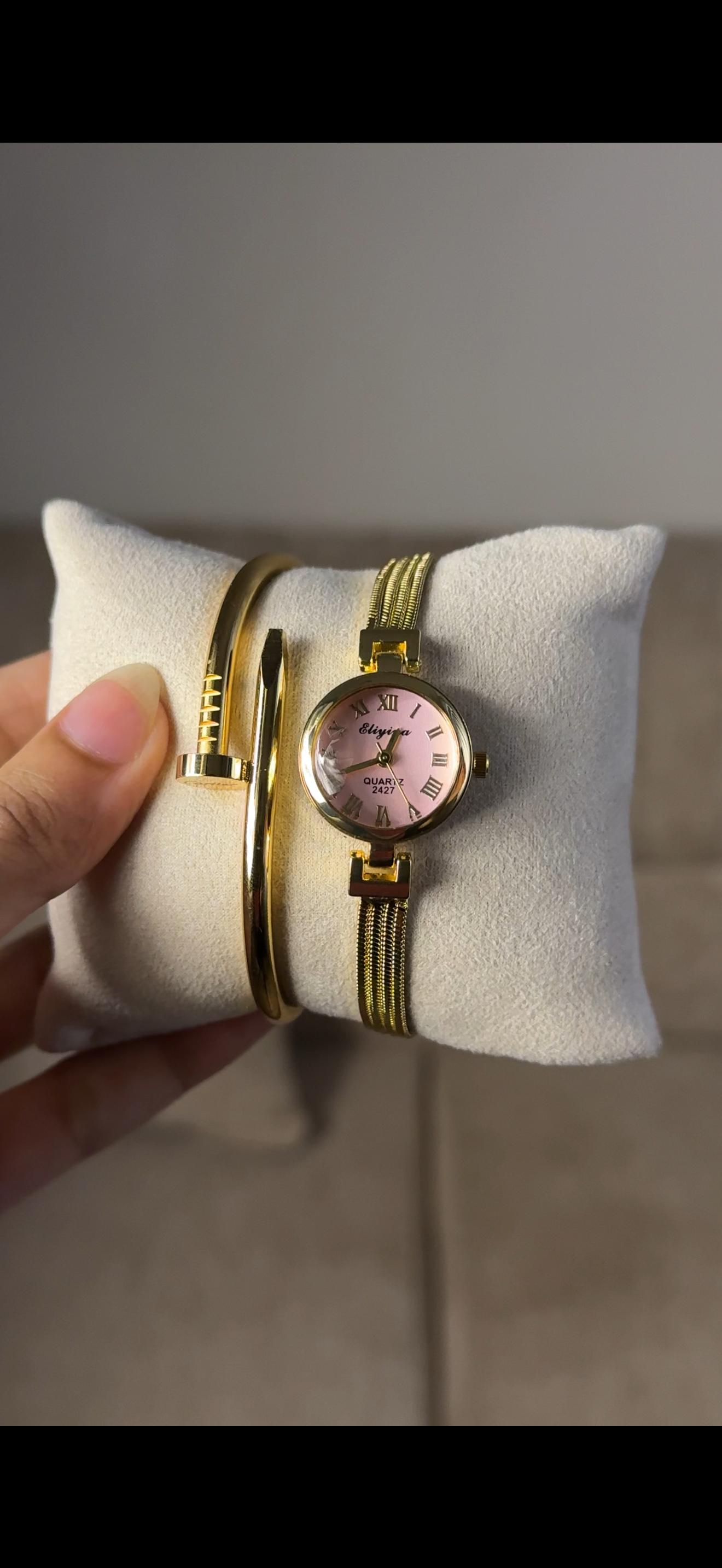 Eliyina Circle White + Clover Bracelet (Free) + Mystery Ring (Free)