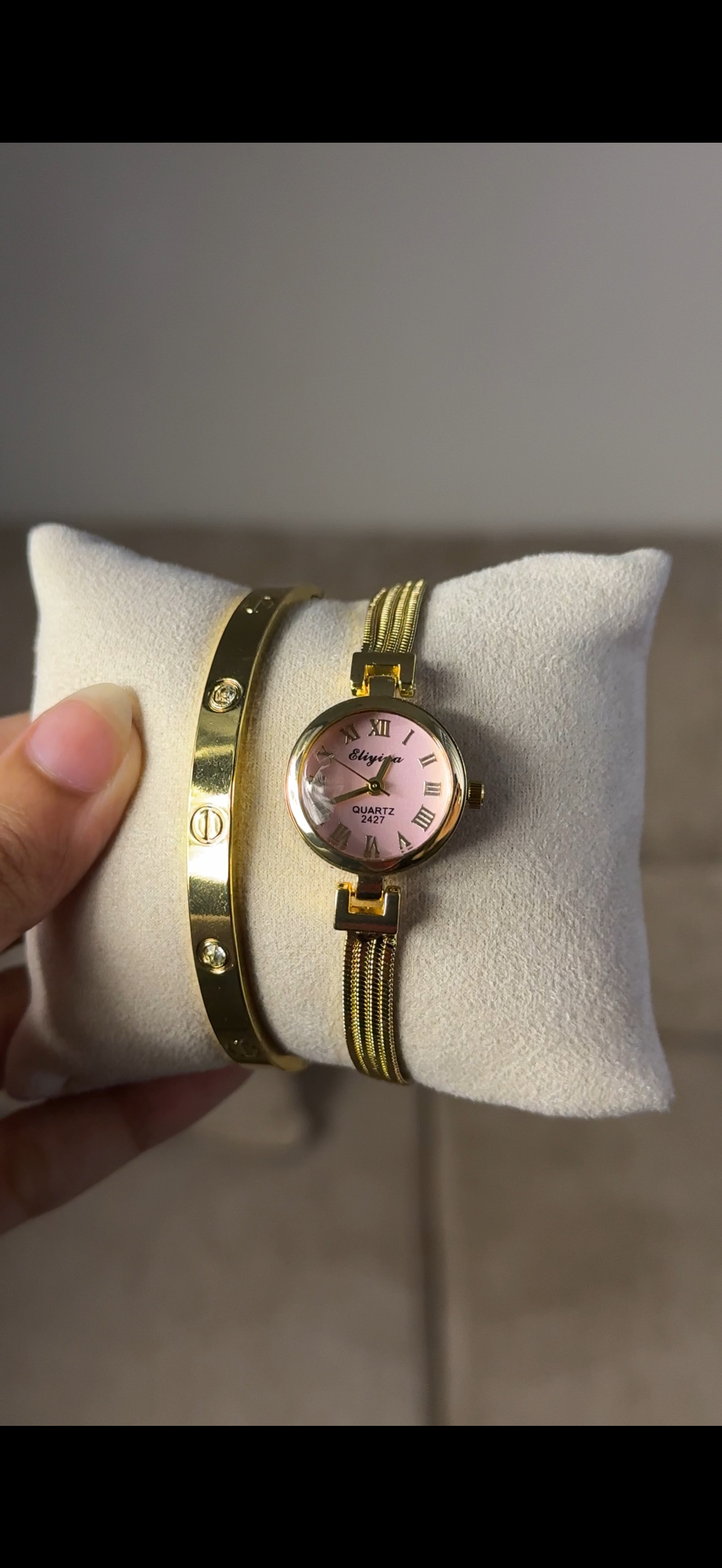 Eliyina Circle White + Clover Bracelet (Free) + Mystery Ring (Free)