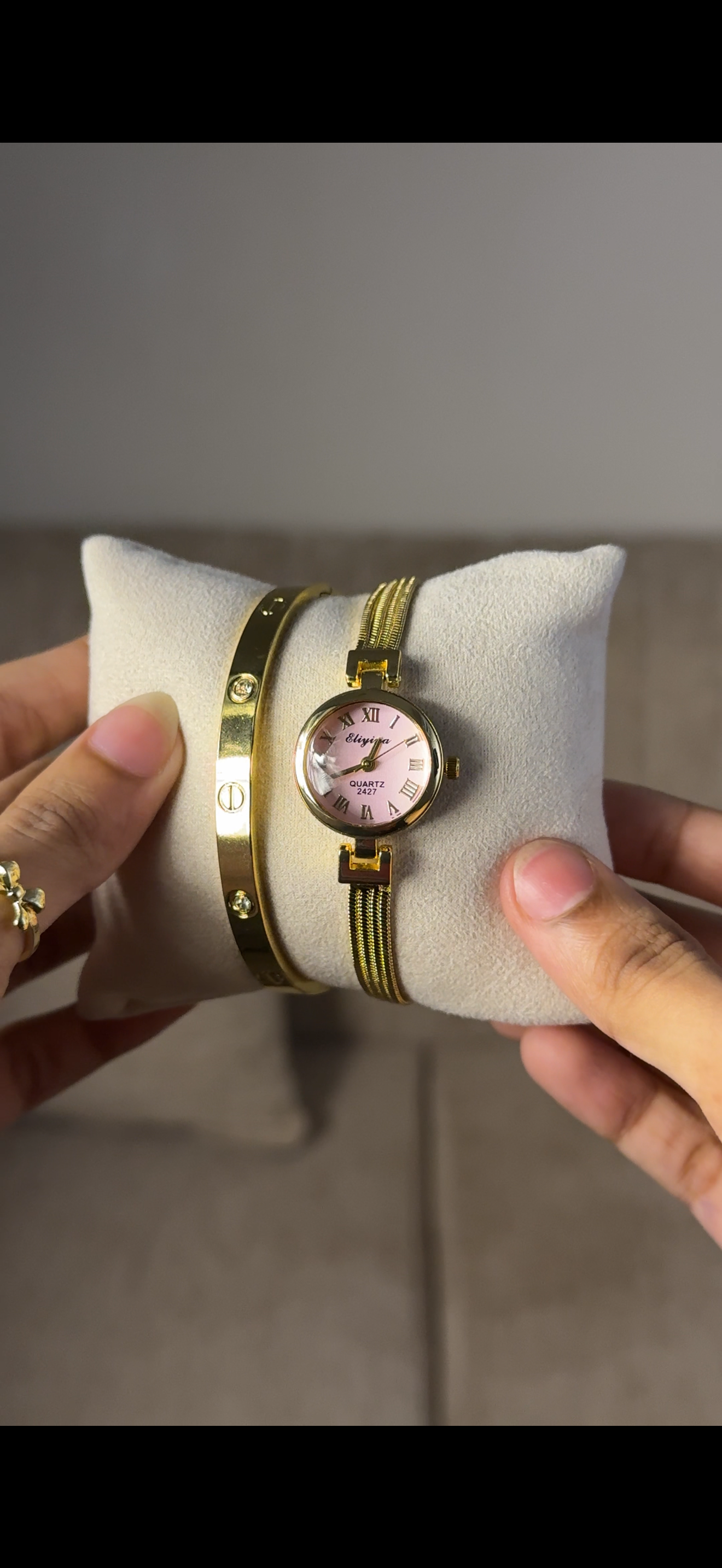 Eliyina Circle White + Clover Bracelet (Free) + Mystery Ring (Free)