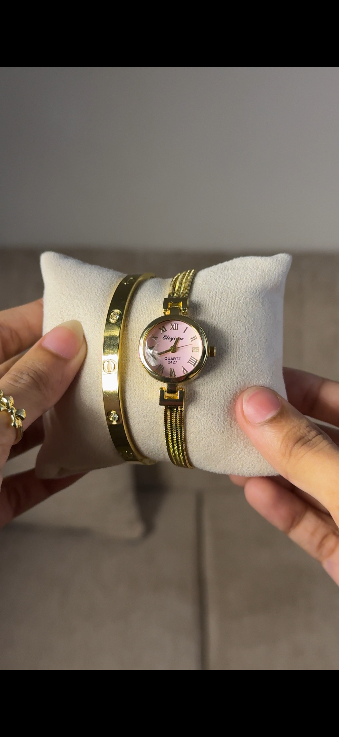Eliyina Circle White + Clover Bracelet (Free) + Mystery Ring (Free)
