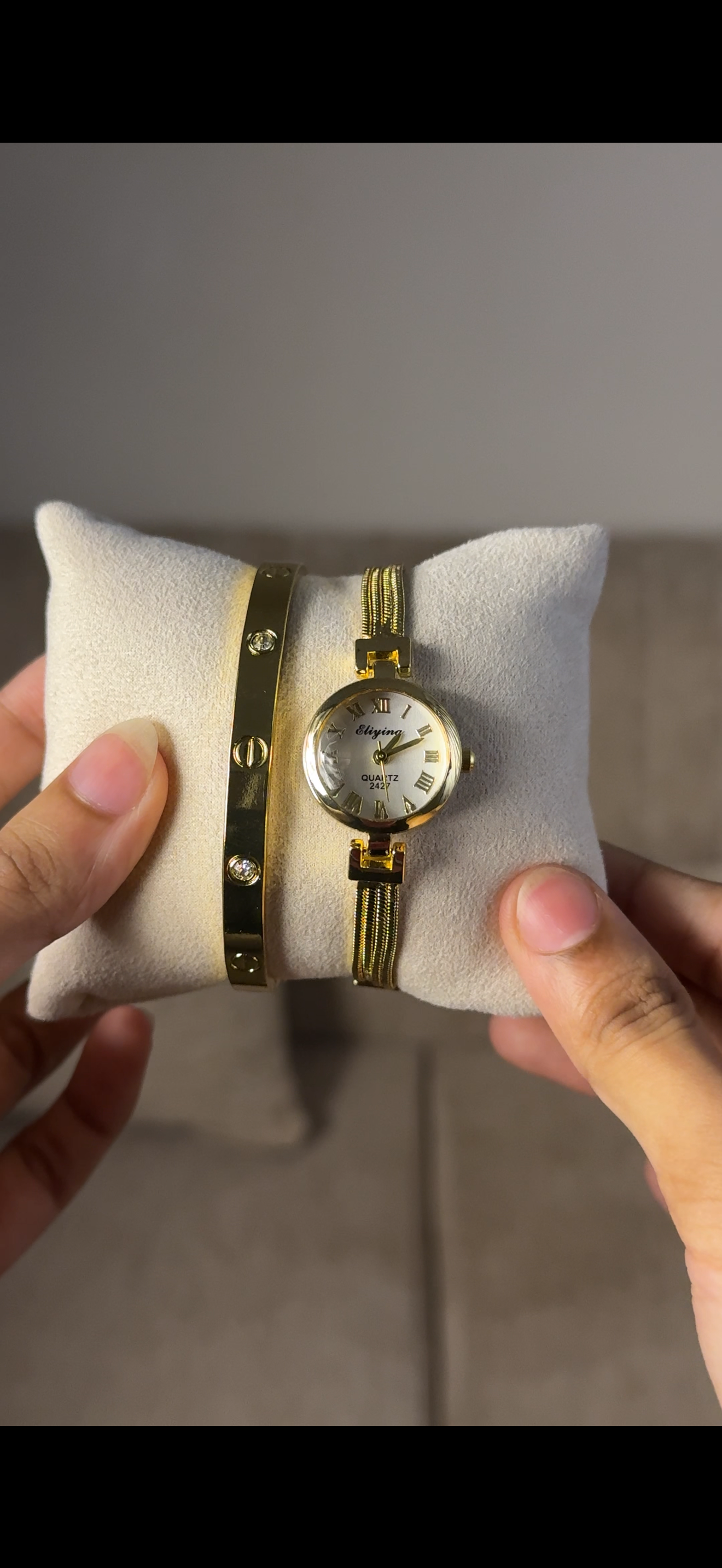 Eliyina Circle White + Clover Bracelet (Free) + Mystery Ring (Free)