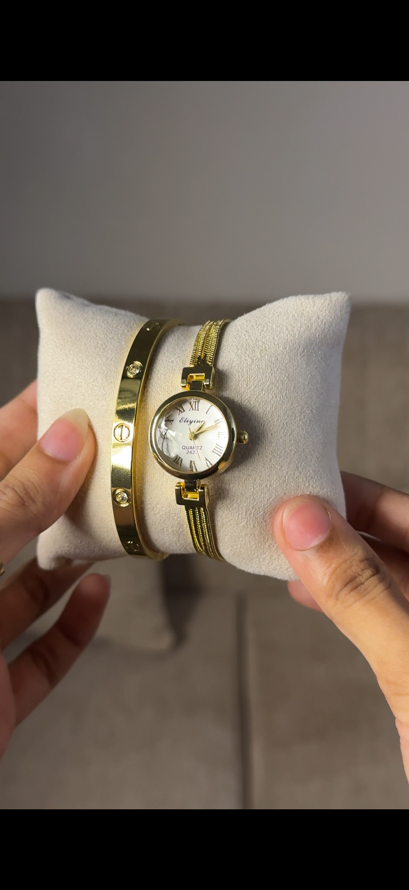 Eliyina Circle White + Clover Bracelet (Free) + Mystery Ring (Free)
