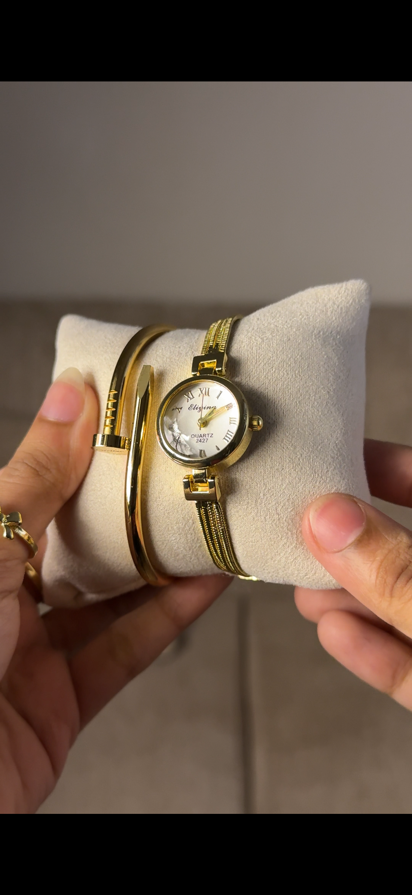 Eliyina Circle White + Clover Bracelet (Free) + Mystery Ring (Free)
