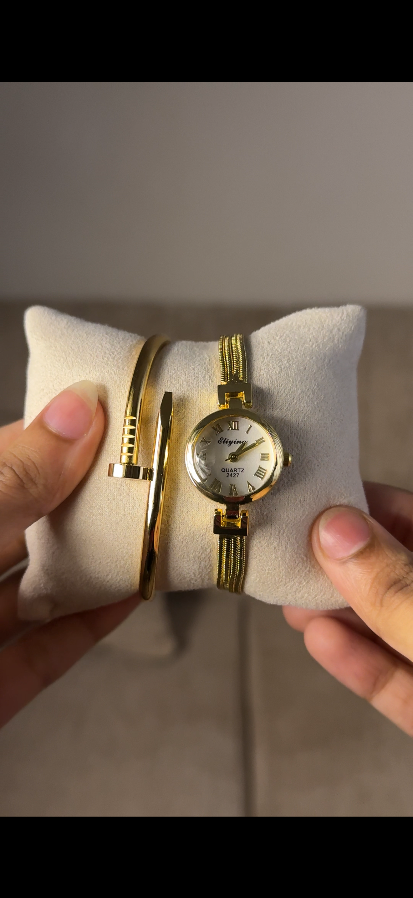 Eliyina Circle White + Clover Bracelet (Free) + Mystery Ring (Free)