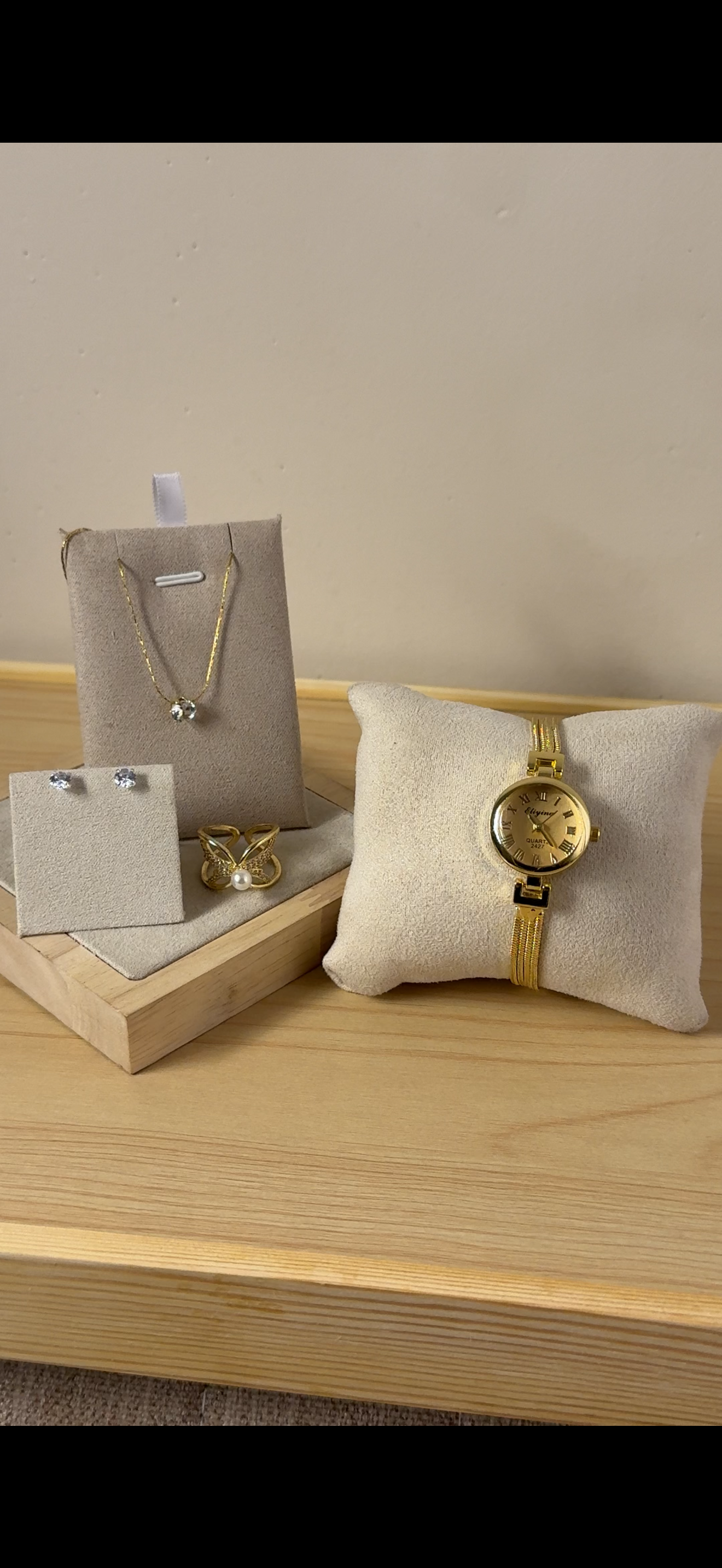 Eliyina Circle White + Clover Bracelet (Free) + Mystery Ring (Free) (Copy)
